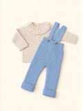 Salopette celeste con maglia beige