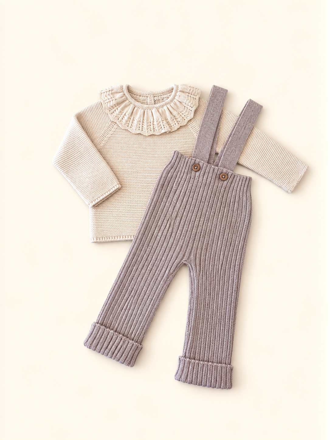 Salopette tortora con maglia beige