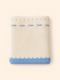 Copertina beige dettaglio celeste
