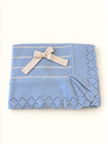 Copertina celeste e righe beige